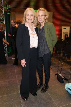 Maren Kroymann und Claudia Mueller bei der Daffne Verleihung von der Deutschen Akademie fuer Fernsehen am 2.12.2023 in Berlin Daffne Verleihung 2023 in Berlin