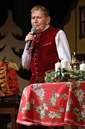 Eberhard Hertel beim Familienkonzert Märchenhafte Weihnacht 2023 im Bürgerhaus. Niesky, 02.12.2023