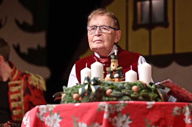 Eberhard Hertel beim Familienkonzert Märchenhafte Weihnacht 2023 im Bürgerhaus. Niesky, 02.12.2023