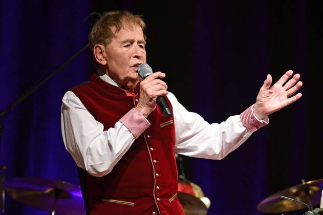 Eberhard Hertel beim Familienkonzert Märchenhafte Weihnacht 2023 im Bürgerhaus. Niesky, 02.12.2023
