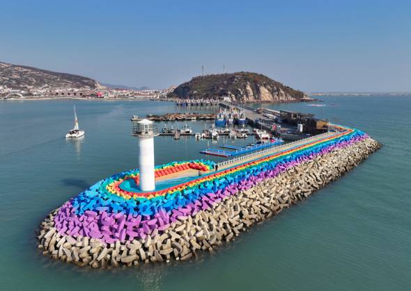 News Themen der Woche KW48 News Bilder des Tages China, Pier in Regenbogenfarben in Lianyungang LIANYUNGANG, CHINA - DECEMBER 03: Aerial view of a pier painted into rainbow colors on December 3, 2023 in Lianyungang, Jiangsu Province of China.  Copyright: xVCGx 111467589234