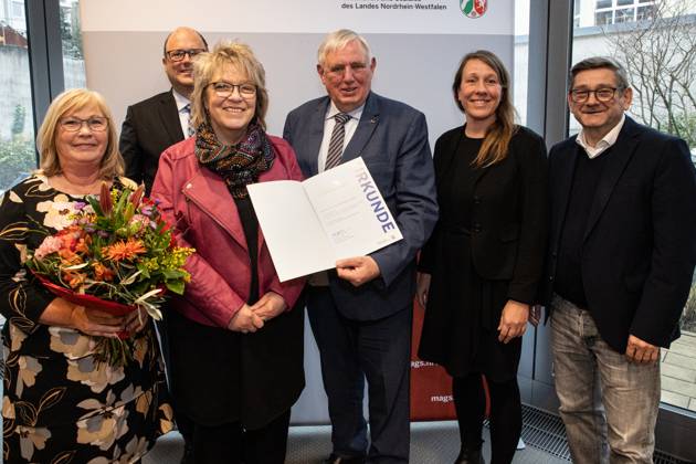 04.12.2023. Düsseldorf. NRW-Gesundheitsminister Karl-Josef Laumann überreicht den Gesundheitspreis Nordrhein-Westfalen. Mit dem ersten Platz zeichnete Minister Laumann das Dortmunder Projekt Randzeitenbetreuung aus. Die LWL-Klinik Dortmund und das Krankenhaus SJG St. Paulus bieten gemeinsam mit dem Kooperationspartner Dortmunder Mütterzentrum ein zuverlässiges Betreuungsangebot in Randzeiten für Eltern, die in der Pflege oder im ärztlichen Dienst der Kliniken tätig sind. Damit werden insbesondere Pflegekräfte dabei unterstützt, im Schichtdienst Beruf und Familie zu vereinbaren. Hier: Vertreter innen des ausgezeichneten Projektes, NRW-Gesundheitsminister Karl-Josef Laumann und Josef Neumann, MdL. Düsseldorf NRW-Ministerium für Arbeit, G