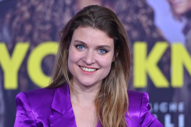 Lara MANDOKI (Schauspielerin), Einzelbild,angeschnittenes Einzelmotiv,Portraet,Portrait,Porträt. Roter Teppich,Red Carpert Weltpremiere Weltpremiere GIRL YOU KNOW IT«S TRUE am 04.12.2023 im Mathaeser Kino in Muenchen.