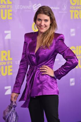 Lara MANDOKI (Schauspielerin), Einzelbild,angeschnittenes Einzelmotiv,Halbfigur,halbe Figur. Roter Teppich,Red Carpert Weltpremiere Weltpremiere GIRL YOU KNOW IT«S TRUE am 04.12.2023 im Mathaeser Kino in Muenchen.
