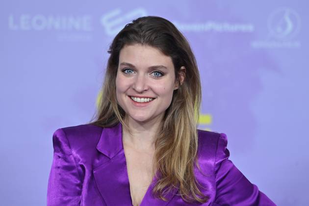 Lara MANDOKI (Schauspielerin), Einzelbild,angeschnittenes Einzelmotiv,Portraet,Portrait,Porträt. Roter Teppich,Red Carpert Weltpremiere Weltpremiere GIRL YOU KNOW IT«S TRUE am 04.12.2023 im Mathaeser Kino in Muenchen.