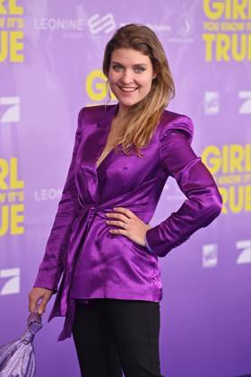 Lara MANDOKI (Schauspielerin), Einzelbild,angeschnittenes Einzelmotiv,Halbfigur,halbe Figur. Roter Teppich,Red Carpert Weltpremiere Weltpremiere GIRL YOU KNOW IT«S TRUE am 04.12.2023 im Mathaeser Kino in Muenchen.