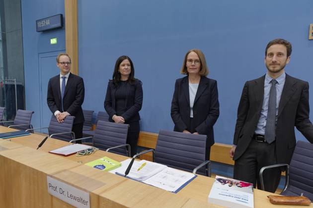 News Bilder des Tages PISA 2022 vorgestellt 2023-12-05 - Deutschland, Berlin - Bundespressekonferenz zur Veröffentlichung des PISA 2022-Berichts. Im Bild v.l. Jens Brandenburg (FDP), Parlamentarischer Staatssekretär im Bundesministerium für Bildung und Forschung (BMBF), Katharina Günher-Wünsch (CDU), Senatorin für Bildung, Jugend und Familie in Berlin und Präsidentin der Kultusministerkonferenz (KMK), Prof. Dr. Doris Lewalter, Nationale PISA-Projektleiterin, und Francesco Avvisati, OECD, Ko-Autor der Studie.
