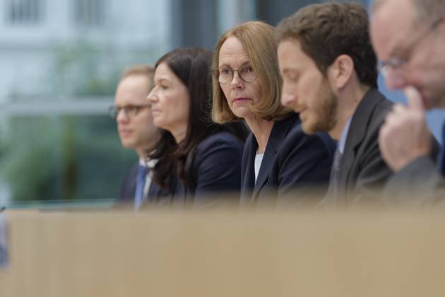 PISA 2022 vorgestellt 2023-12-05 - Deutschland, Berlin - Bundespressekonferenz zur Veröffentlichung des PISA 2022-Berichts. Im Bild v.l. Jens Brandenburg (FDP), Parlamentarischer Staatssekretär im Bundesministerium für Bildung und Forschung (BMBF), Katharina Günher-Wünsch (CDU), Senatorin für Bildung, Jugend und Familie in Berlin und Präsidentin der Kultusministerkonferenz (KMK), Prof. Dr. Doris Lewalter, Nationale PISA-Projektleiterin, und Francesco Avvisati, OECD, Ko-Autor der Studie.