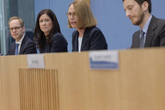 PISA 2022 vorgestellt 2023-12-05 - Deutschland, Berlin - Bundespressekonferenz zur Veröffentlichung des PISA 2022-Berichts. Im Bild v.l. Jens Brandenburg (FDP), Parlamentarischer Staatssekretär im Bundesministerium für Bildung und Forschung (BMBF), Katharina Günher-Wünsch (CDU), Senatorin für Bildung, Jugend und Familie in Berlin und Präsidentin der Kultusministerkonferenz (KMK), Prof. Dr. Doris Lewalter, Nationale PISA-Projektleiterin, und Francesco Avvisati, OECD, Ko-Autor der Studie.