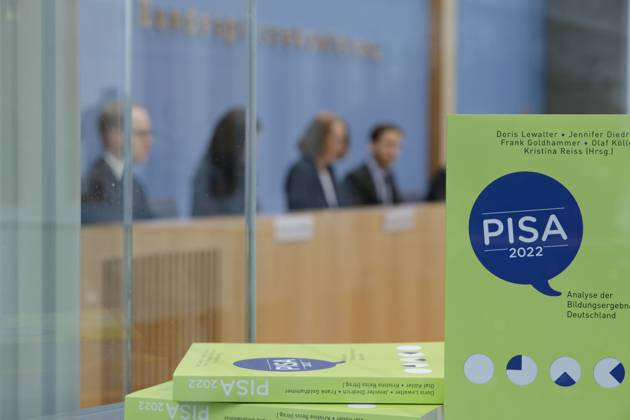 PISA 2022 vorgestellt 2023-12-05 - Deutschland, Berlin - Bundespressekonferenz zur Veröffentlichung des PISA 2022-Berichts. Im Bild Druckexemplare der Studie in der Konferenz.