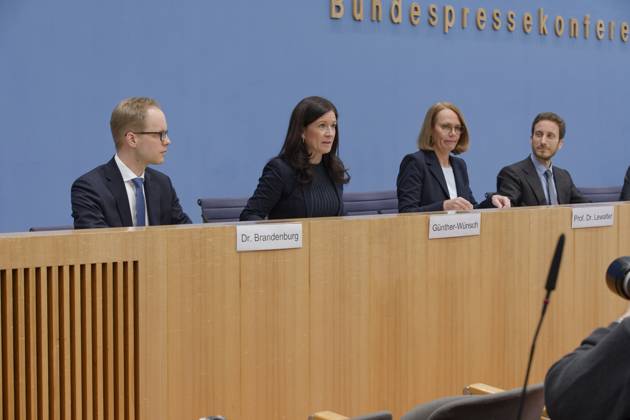 PISA 2022 vorgestellt 2023-12-05 - Deutschland, Berlin - Bundespressekonferenz zur Veröffentlichung des PISA 2022-Berichts. Im Bild v.l. Jens Brandenburg (FDP), Parlamentarischer Staatssekretär im Bundesministerium für Bildung und Forschung (BMBF), Katharina Günher-Wünsch (CDU), Senatorin für Bildung, Jugend und Familie in Berlin und Präsidentin der Kultusministerkonferenz (KMK), Prof. Dr. Doris Lewalter, Nationale PISA-Projektleiterin, und Francesco Avvisati, OECD, Ko-Autor der Studie.