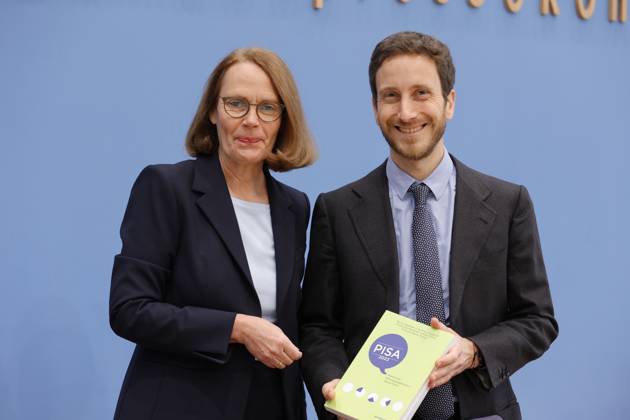 Prof. Dr. Doris Lewalter, Nationale PISA-Projektleiterin, Francesco Avvisati, OECD, Ko-Autor der PISA-Studie, Deutschland, Berlin, Bundespressekonferenz, Thema: Veröffentlichung des PISA 2022-Berichts (Programme for International Student Assessment)