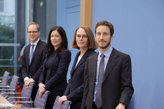 Dr. Jens Brandenburg, im BMBF, Senatorin für Bildung, Jugend und Familie in Berlin Katharina Günther-Wünsch, Präsidentin der Kultusministerkonferenz (KMK), Prof. Dr. Doris Lewalter, Nationale PISA-Projektleiterin, Francesco Avvisati, OECD, Ko-Autor der PISA-Studie, Deutschland, Berlin, Bundespressekonferenz, Thema: Veröffentlichung des PISA 2022-Berichts (Programme for International Student Assessment)