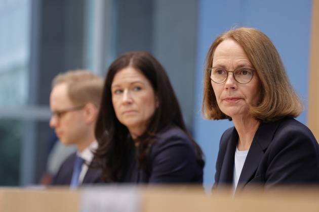 Dr. Jens Brandenburg, im BMBF, Senatorin für Bildung, Jugend und Familie in Berlin Katharina Günther-Wünsch, Präsidentin der Kultusministerkonferenz (KMK), Prof. Dr. Doris Lewalter, Nationale PISA-Projektleiterin, Deutschland, Berlin, Bundespressekonferenz, Thema: Veröffentlichung des PISA 2022-Berichts (Programme for International Student Assessment)