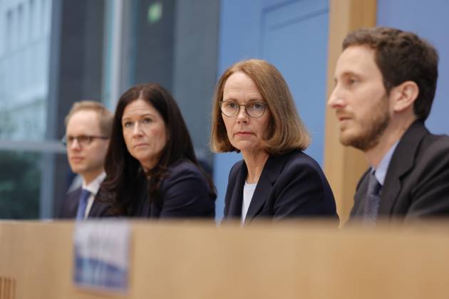 Dr. Jens Brandenburg, im BMBF, Senatorin für Bildung, Jugend und Familie in Berlin Katharina Günther-Wünsch, Präsidentin der Kultusministerkonferenz (KMK), Prof. Dr. Doris Lewalter, Nationale PISA-Projektleiterin, Francesco Avvisati, OECD, Ko-Autor der PISA-Studie, Deutschland, Berlin, Bundespressekonferenz, Thema: Veröffentlichung des PISA 2022-Berichts (Programme for International Student Assessment)