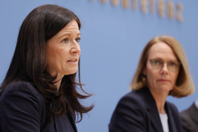 Senatorin für Bildung, Jugend und Familie in Berlin Katharina Günther-Wünsch, Präsidentin der Kultusministerkonferenz (KMK), Prof. Dr. Doris Lewalter, Nationale PISA-Projektleiterin, Deutschland, Berlin, Bundespressekonferenz, Thema: Veröffentlichung des PISA 2022-Berichts (Programme for International Student Assessment)