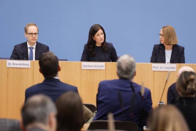 Dr. Jens Brandenburg, im BMBF, Senatorin für Bildung, Jugend und Familie in Berlin Katharina Günther-Wünsch, Präsidentin der Kultusministerkonferenz (KMK), Prof. Dr. Doris Lewalter, Nationale PISA-Projektleiterin, Deutschland, Berlin, Bundespressekonferenz, Thema: Veröffentlichung des PISA 2022-Berichts (Programme for International Student Assessment)