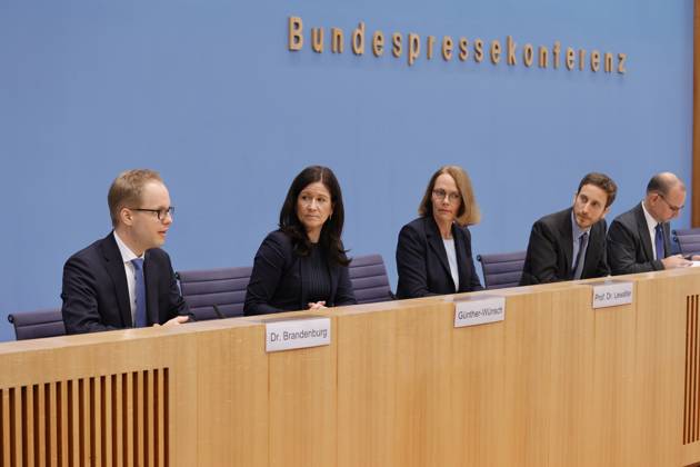 Dr. Jens Brandenburg, im BMBF, Senatorin für Bildung, Jugend und Familie in Berlin Katharina Günther-Wünsch, Präsidentin der Kultusministerkonferenz (KMK), Prof. Dr. Doris Lewalter, Nationale PISA-Projektleiterin, Francesco Avvisati, OECD, Ko-Autor der PISA-Studie, Deutschland, Berlin, Bundespressekonferenz, Thema: Veröffentlichung des PISA 2022-Berichts (Programme for International Student Assessment)
