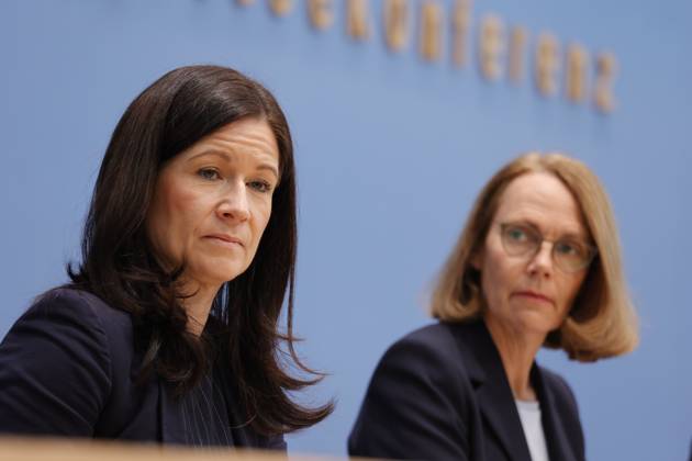 Senatorin für Bildung, Jugend und Familie in Berlin Katharina Günther-Wünsch, Präsidentin der Kultusministerkonferenz (KMK), Prof. Dr. Doris Lewalter, Nationale PISA-Projektleiterin, Deutschland, Berlin, Bundespressekonferenz, Thema: Veröffentlichung des PISA 2022-Berichts (Programme for International Student Assessment)