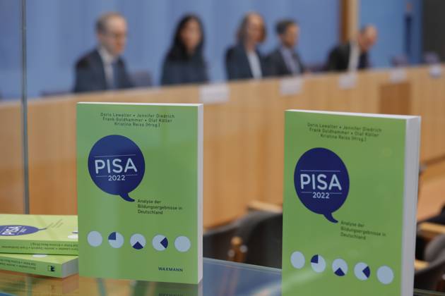 Dr. Jens Brandenburg, im BMBF, Senatorin für Bildung, Jugend und Familie in Berlin Katharina Günther-Wünsch, Präsidentin der Kultusministerkonferenz (KMK), Prof. Dr. Doris Lewalter, Nationale PISA-Projektleiterin, Francesco Avvisati, OECD, Ko-Autor der PISA-Studie, Deutschland, Berlin, Bundespressekonferenz, Thema: Veröffentlichung des PISA 2022-Berichts (Programme for International Student Assessment)