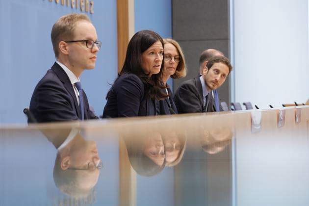 Dr. Jens Brandenburg, im BMBF, Senatorin für Bildung, Jugend und Familie in Berlin Katharina Günther-Wünsch, Präsidentin der Kultusministerkonferenz (KMK), Prof. Dr. Doris Lewalter, Nationale PISA-Projektleiterin, Francesco Avvisati, OECD, Ko-Autor der PISA-Studie, Deutschland, Berlin, Bundespressekonferenz, Thema: Veröffentlichung des PISA 2022-Berichts (Programme for International Student Assessment)