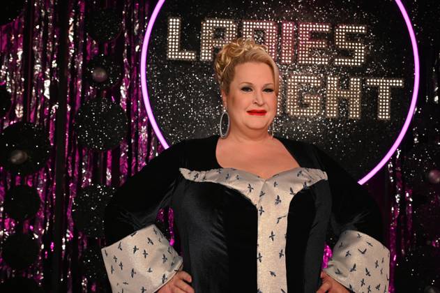 Comedienne Daphne de Luxe, bürgerlich Daphne Haderlein als Gastgeberin bei Ladies Night, die einzige Comedy- und Kabarettshow mit rein weiblicher Besetzung im deutschsprachigen Fernsehen