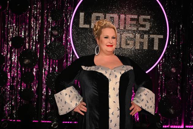 Comedienne Daphne de Luxe, bürgerlich Daphne Haderlein als Gastgeberin bei Ladies Night, die einzige Comedy- und Kabarettshow mit rein weiblicher Besetzung im deutschsprachigen Fernsehen