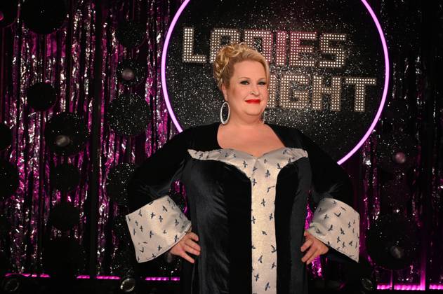 Comedienne Daphne de Luxe, bürgerlich Daphne Haderlein als Gastgeberin bei Ladies Night, die einzige Comedy- und Kabarettshow mit rein weiblicher Besetzung im deutschsprachigen Fernsehen