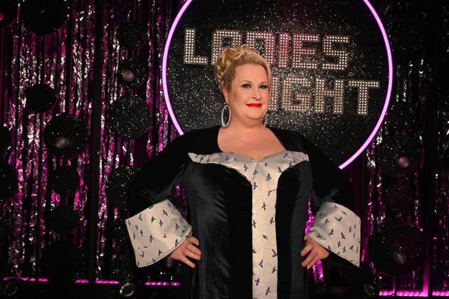Comedienne Daphne de Luxe, bürgerlich Daphne Haderlein als Gastgeberin bei Ladies Night, die einzige Comedy- und Kabarettshow mit rein weiblicher Besetzung im deutschsprachigen Fernsehen