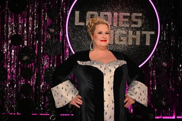 Comedienne Daphne de Luxe, bürgerlich Daphne Haderlein als Gastgeberin bei Ladies Night, die einzige Comedy- und Kabarettshow mit rein weiblicher Besetzung im deutschsprachigen Fernsehen