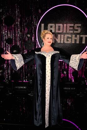 Comedienne Daphne de Luxe, bürgerlich Daphne Haderlein als Gastgeberin bei Ladies Night, die einzige Comedy- und Kabarettshow mit rein weiblicher Besetzung im deutschsprachigen Fernsehen