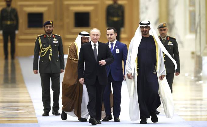 Bilder des Jahres 2023, News 12 Dezember News Themen der Woche KW49 News Bilder des Tages December 6, 2023, Abu Dhabi, United Arab Emirates: Russian President Vladimir Putin, left, is escorted by United Arab Emirates Sheikh Mohamed bin Zayed Al Nahyan on arrival at the Qasr Al Watan Palace, December 6, 2023 in Abu Dhabi, United Arab Emirates. Abu Dhabi United Arab Emirates - ZUMAp138 20231206_zaa_p138_012 Copyright: xRussianxPresidency KremlinxPoolx