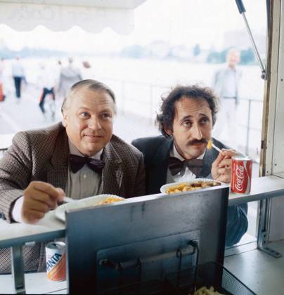EIN FALL FÜR ZWEI Ein Fall für Zwei, ZDF Krimi-Serie, Deutschland, 1984, Folge: Zuckerbrot und Peitsche, Szene Imbiss: Towje Kleiner, Günter Strack. Ein Fall für Zwei, TV crime series, Germany, 1984, episode: Zuckerbrot und Peitsche, scene: Towje Kleiner, Günter Strack, Deutschland Copyright: kpa kpa_55044741 EDITORIAL USE ONLY