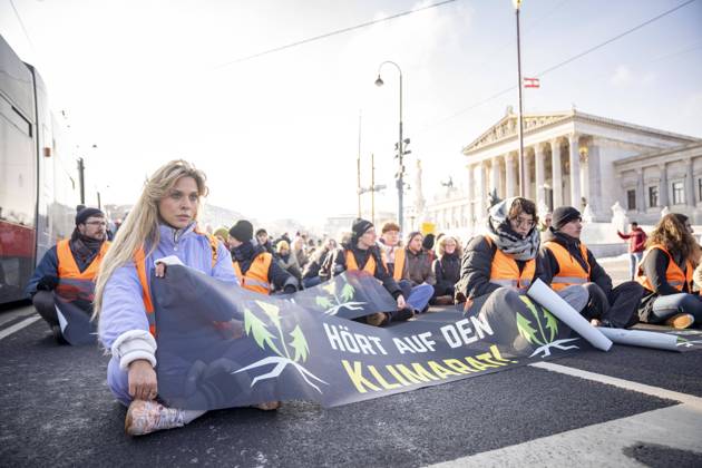 Bilder des Jahres 2023, News 12 Dezember News Themen der Woche KW49 News Bilder des Tages Wien, Österreich. 8. Dezember 2023. Klimaaktivisten der Gruppe Letzte Generation Österreich kleben sich bei einer öffentlich Angekündigten Aktion vor dem österreichischen Parlament fest. Bild zeigt links die deutsche Klimaaktivistin Anja Windl. Vienna