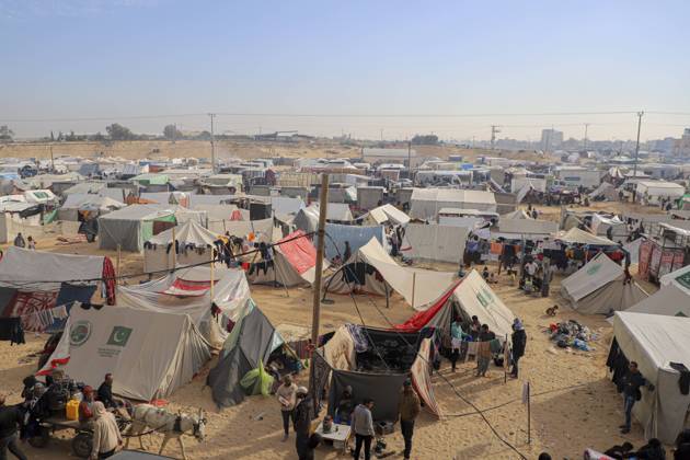 Bilder des Jahres 2023, News 12 Dezember News Themen der Woche KW49 News Bilder des Tages (231208) -- GAZA, Dec. 8, 2023 -- This photo taken on Dec. 8, 2023 shows a temporary shelter in the southern Gaza Strip city of Rafah. An estimated 1.9 million people are displaced in Gaza (about 85 percent of the population), lacking necessities such as food, water, dignified shelter, sanitation facilities and medical care, according to the UN Relief and Works Agency for Palestine Refugees in the Near East. (Photo by Xinhua) MIDEAST-GAZA-RAFAH-TEMPORARY SHELTER RizekxAbdeljawad 