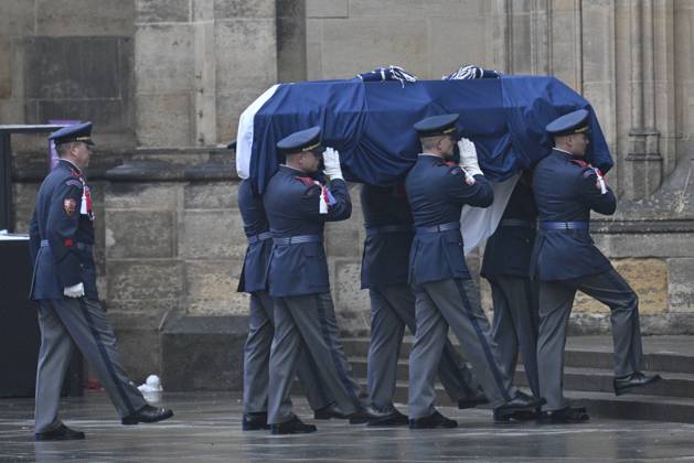Bilder des Jahres 2023, News 12 Dezember News Themen der Woche KW49 Funeral ceremony with state honours of former foreign minister, MP, senator and Presidential Office head Karel Schwarzenberg, who died on November 12 at the age of 85. Mass will be celebrated by Archbishop Jan Graubner of Prague, and priest Tomas Halik preached. Pictured ceremonial transfer of the coffin with remains of Karel Schwarzenberg from Church of Our Lady beneath the Chain to the Cathedral of Saints Vitus, Wenceslaus and Adalbert in Prague Castle, Czech Republic, December 9, 2023. (CTKxPhoto VitxSimanek) CTKPhotoP2023120901598  CTKPhotoP2023120901598