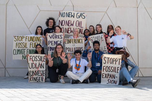 Bilder des Jahres 2023, News 12 Dezember News Themen der Woche KW49 News Bilder des Tages COP28 Vereinigtes Arabisches Emirat, Dubai am 09.12.2023: Klimaaktivisten aus Europa protestieren auf dem COP28 Gelände mit Schildern wie No New Gas, No NEW IOL, No New Coal und Conference of Polluters .