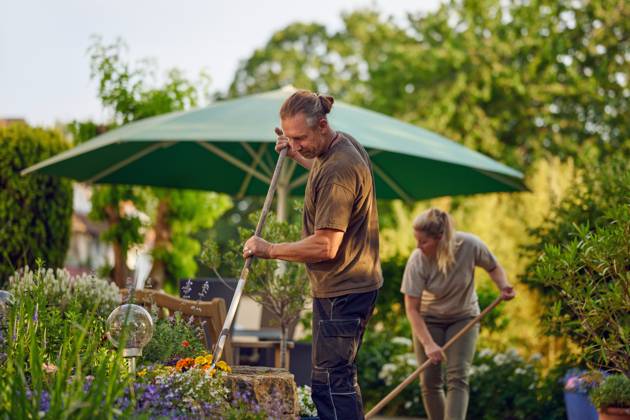 Handwerker fegen die Terasse Male gardener raking the the flower bed while the collegue is sweeping the terrace in summer ,model released, Symbolfoto ,property released Copyright: xZoonar.com LarsxZahnerx 20690675 ,model released, Symbolfoto ,property released