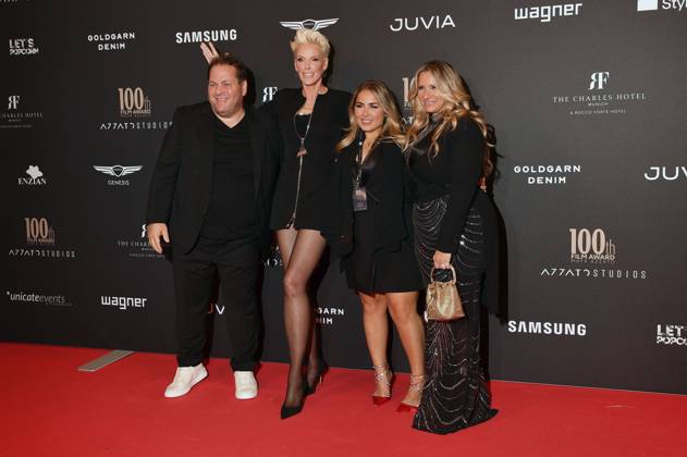 Mayk Azzato, Brigitte Nielsen, Letizia Azzato und Francesca Azzato beim 100th Film Award Event im Charles Hotel. München, 09.12.2023