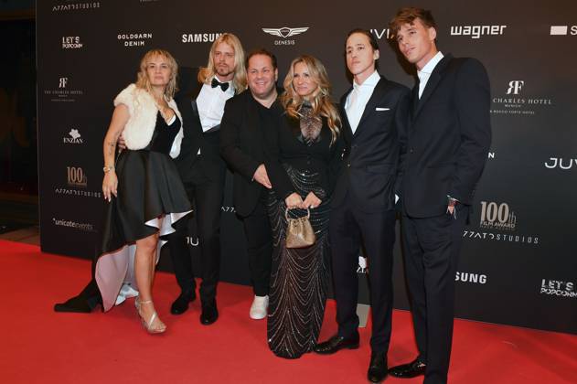 Laura Barbieri, Killian Marcus Nielsen, Mayk Azzato, Francesca Azzato, Raoul Ayrton Meyer Jr. und Douglas Aaron Meyer beim 100th Film Award Event im Charles Hotel. München, 09.12.2023