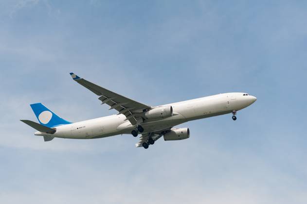 15.07.2023, Singapur, Republik Singapur, Asien - Ein Airbus A330-300 Frachtflugzeug der Galistair Malta im Auftrag von Galistair Infinite Aviation mit der Registrierung 9V-VDC im Landeanflug auf den internationalen Flughafen Changi.