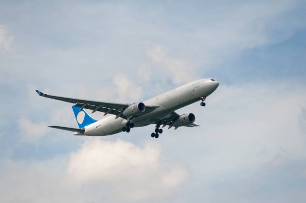 15.07.2023, Singapur, Republik Singapur, Asien - Ein Airbus A330-300 Frachtflugzeug der Galistair Malta im Auftrag von Galistair Infinite Aviation mit der Registrierung 9V-VDC im Landeanflug auf den internationalen Flughafen Changi.