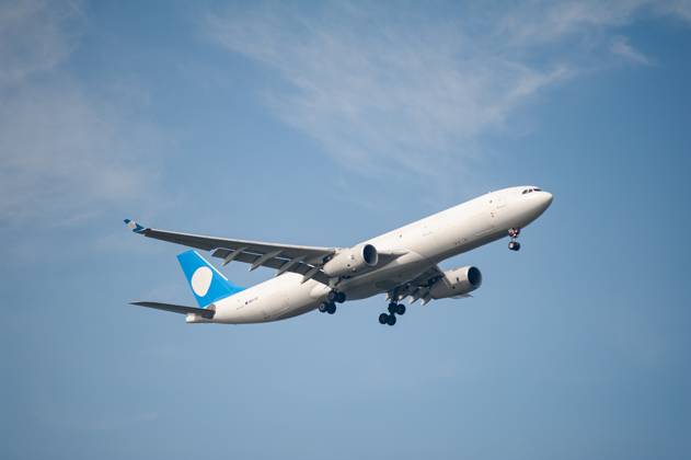 26.07.2023, Singapur, Republik Singapur, Asien - Ein Airbus A330-300 Frachtflugzeug der Galistair Malta im Auftrag von Galistair Infinite Aviation mit der Registrierung 9V-VDC im Landeanflug auf den internationalen Flughafen Changi.