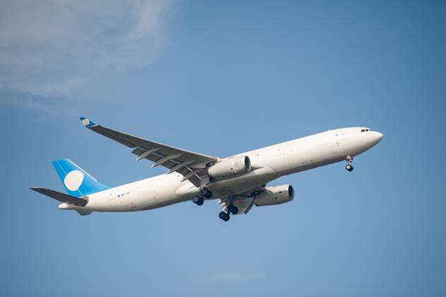 26.07.2023, Singapur, Republik Singapur, Asien - Ein Airbus A330-300 Frachtflugzeug der Galistair Malta im Auftrag von Galistair Infinite Aviation mit der Registrierung 9V-VDC im Landeanflug auf den internationalen Flughafen Changi.