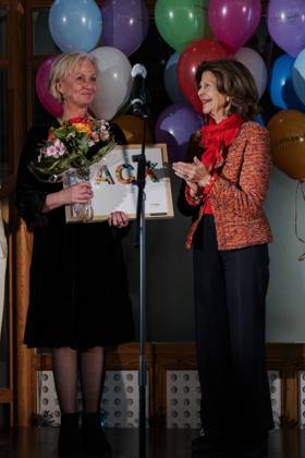 STOCKHOLM 20231207 Drottning Silvia delar ut Childhoodpriset till vinnaren Bitte Johnsson pa torsdagskvällen. Priset lanserades av World Childhood Foundation 2019. Stockholm Sverige x12150x Copyright: xCaisaxRasmussen TTx CHILDHOODPRISET 2023 TTABB0000000000231664