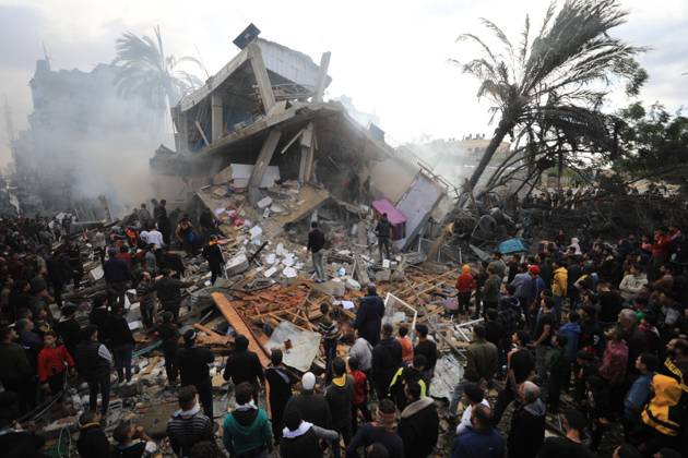 Bilder des Jahres 2023, News 12 Dezember News Themen der Woche KW50 News Bilder des Tages (231214) -- RAFAH, Dec. 14, 2023 -- People conduct rescue work amid the rubble of buildings after an Israeli airstrike in the southern Gaza Strip city of Rafah, on Dec. 14, 2023. At least 111 Palestinians were killed and dozens of others wounded in Israeli attacks on the Gaza Strip on Thursday, Gaza s Health Ministry said. (Photo by Xinhua) (FOCUS) MIDEAST-GAZA-RAFAH-AIRSTRIKE YasserxQudih 