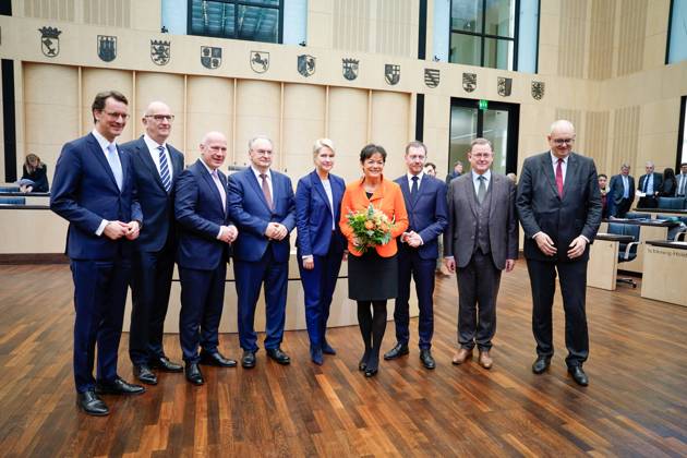 Bilder des Jahres 2023, News 12 Dezember News Themen der Woche KW50 News Bilder des Tages 1040. Sitzung des Bundesrates Hendrik Wuest (CDU) Ministerpraesident von Nordrhein-Westfalen gemeinsam mit Dietmar Woidke (SPD) Ministerpraesident von Brandenburg, Regierender Buergermeister Kai Wegner (CDU) von Berlin und Reiner Haseloff (CDU) Ministerpraesident von Sachsen-Anhalt, Manuela Schwesig (SPD) Ministerpraesident von Mecklenburg-Vorpommern, Lucia Puttrich Hessische Ministerin fuer Europaangelegenheiten, Michael Kretschmer (CDU) Ministerpraesident von Sachsen, Bodo Ramelow (Die Linke) Ministerpraesident von Thueringen und Andreas Bovenschulte (SPD) Praesident des Senats und Buergermeister von Bremen bei der Verabschiedung von Lucia Puttrich aus dem Deutschen Bundesrat im Plenarsaal bei der 1040. Bundesratssitzung, Berlin, 15.12