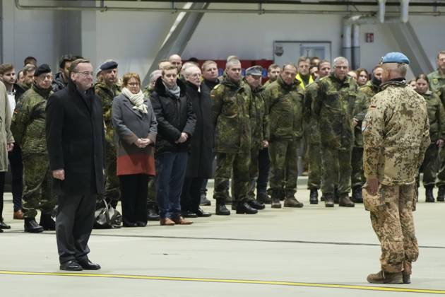 Bilder des Jahres 2023, News 12 Dezember News Themen der Woche KW50 News Bilder des Tages Ankunft und Rueckkehr der Bundeswehr Soldatinnen und Soldaten aus Mali Verteidigungsminister Boris Pistorius gemeinsam mit Kommandeur Heiko Bohnsack bei der Ankunft und Rueckkehr von der MINUSMA Mission in Mali auf dem Fliegerhorst in Wunstorf, Wunstdorf, 15.12.2023 Wunstorf Niedersachsen Deutschland