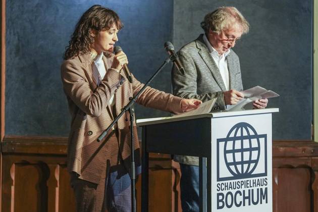 Bochumer Theaterpreis-Verleihung ** NUR FÜR REDAKTIONELLE ZWECKE ** EDITORIAL USE ONLY **<p>Friderike Becht (Laudatorin) und Hajo Salmen. Die Bochumer Theaterpreise werden feierlich im Schauspielhaus verliehen: Zwei Schauspieler aus dem Ensemble erhalten den Haupt- und Nachwuchspreis am 15. Dezember 2023. FUNKE Foto Services Klaus Pollkläsener < p> Deutschland NRW Bochum Copyright: KlausxPollkläsener