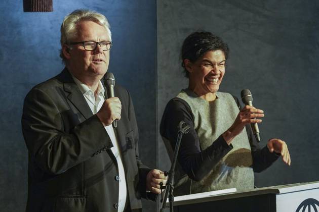 Bochumer Theaterpreis-Verleihung ** NUR FÜR REDAKTIONELLE ZWECKE ** EDITORIAL USE ONLY **<p>Laudatoren-Duo Stefan Keim und Isabel Lonsen (?). Die Bochumer Theaterpreise werden feierlich im Schauspielhaus verliehen: Zwei Schauspieler aus dem Ensemble erhalten den Haupt- und Nachwuchspreis am 15. Dezember 2023. FUNKE Foto Services Klaus Pollkläsener < p> Deutschland NRW Bochum Copyright: KlausxPollkläsener